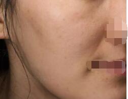 �����۷�������һ���º��ɫ��������