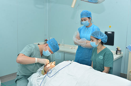 ���ں�ױ�����Σ�����Ů�Ե���ѡ